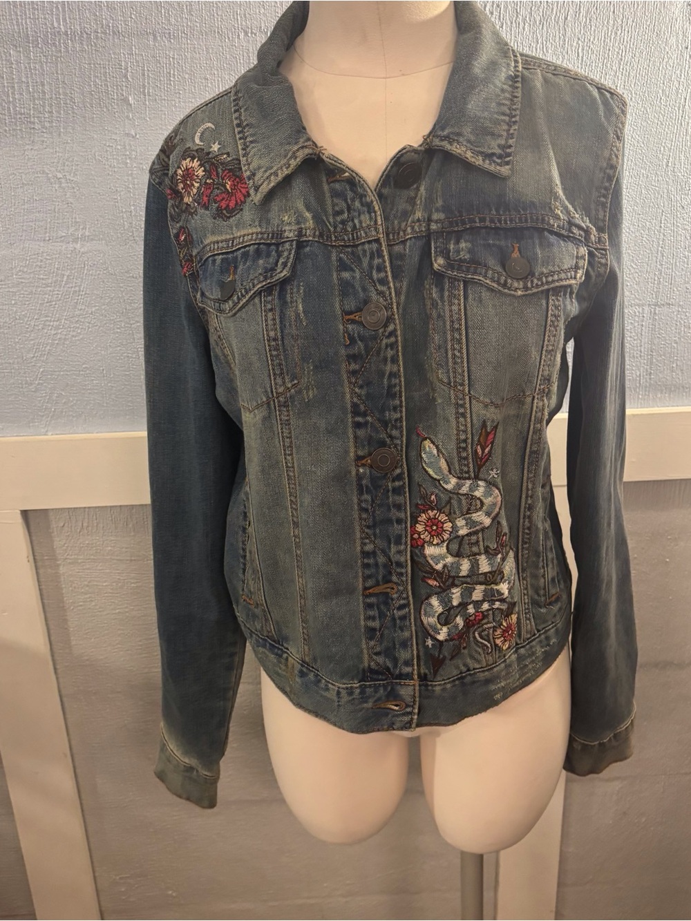Mudd Blue Denim Jacket with Embroidered Snake & Floral Accents SZ M/L Distressed